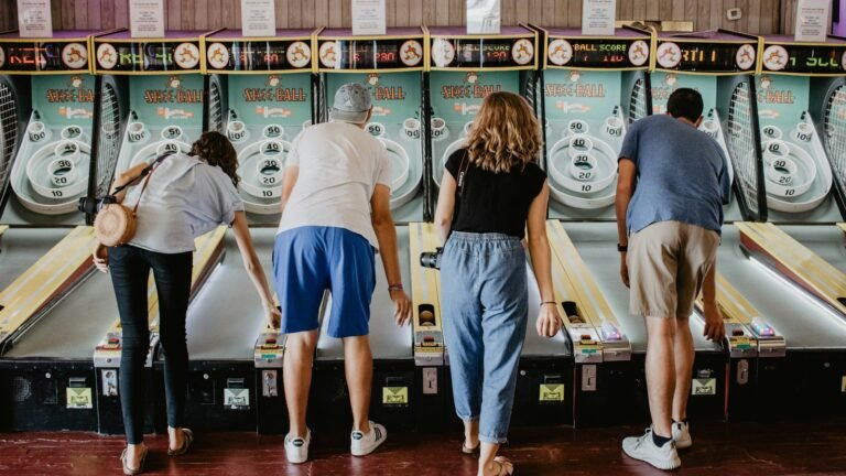 Joueurs dans une salle d'arcade
