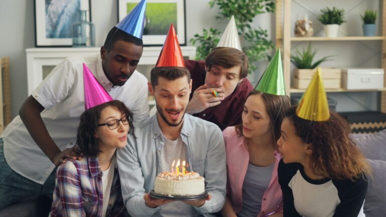Amis réunis autour d'un gâteau d'anniversaire