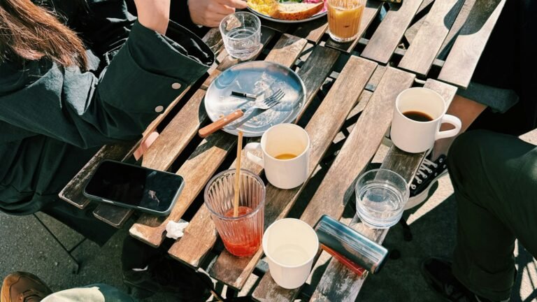 Amis partageant un brunch en terrasse
