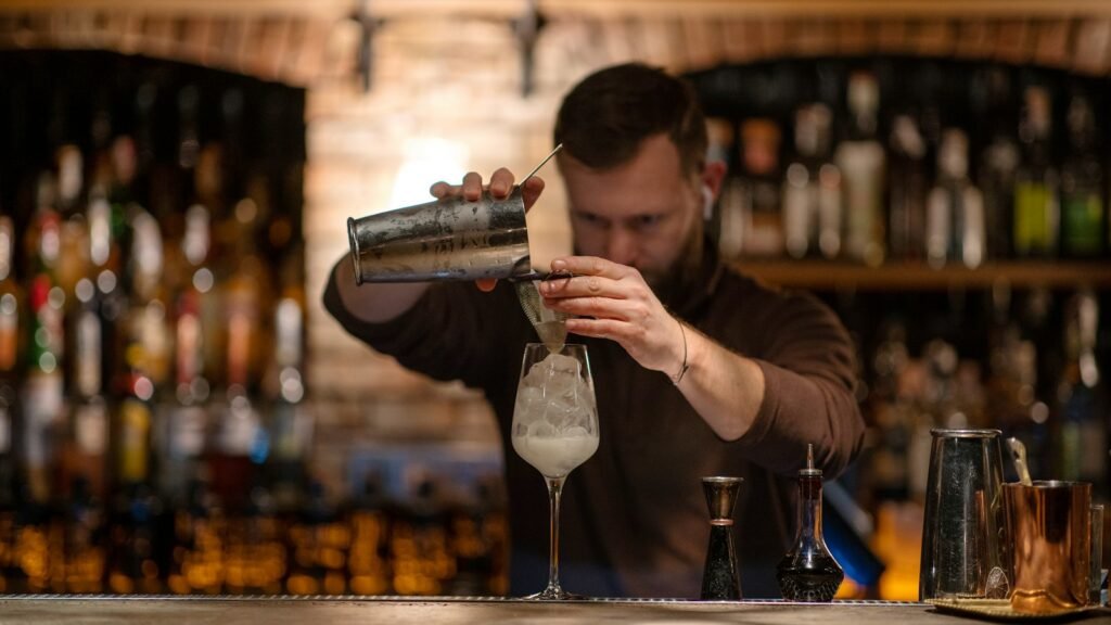Barman préparant un cocktail au comptoir