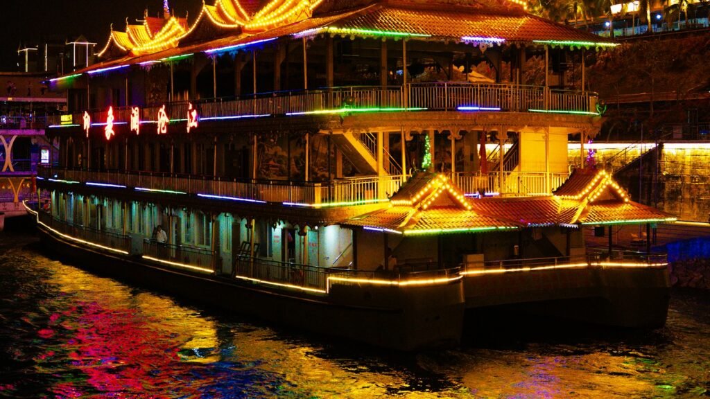 Bateau illuminé sur l'eau la nuit