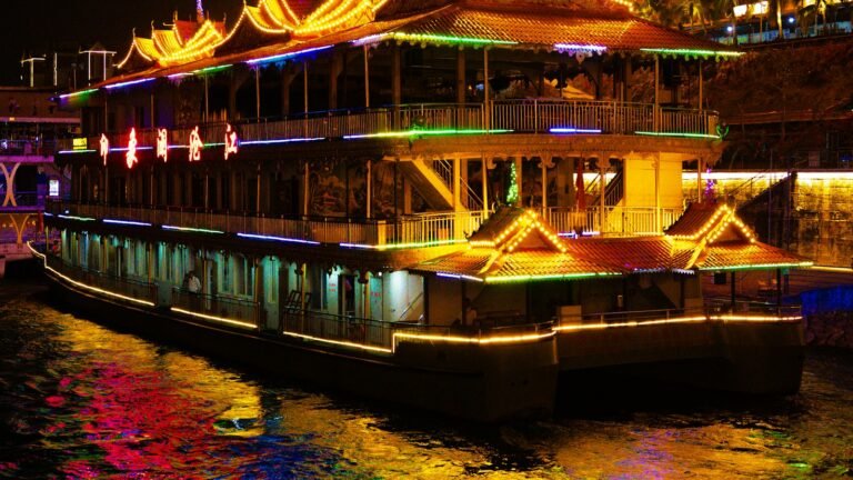 Bateau illuminé sur l'eau la nuit