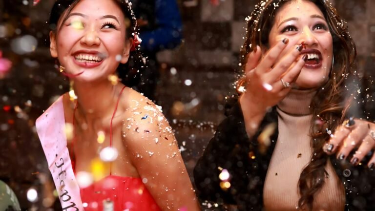 Deux amies lançant des paillettes pour faire la fête