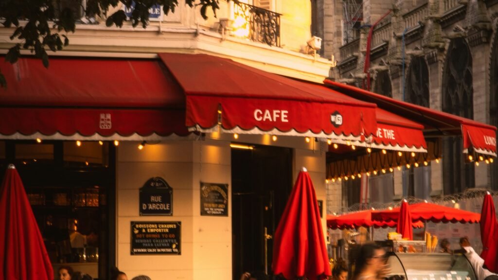 Terrasse de café parisien animée