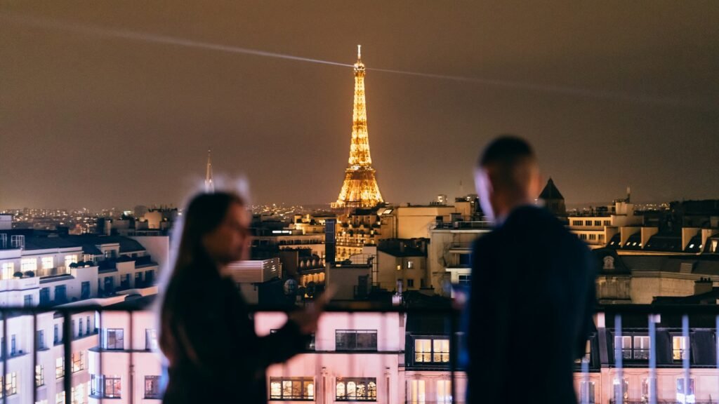 Promeneurs admirant la tour Eiffel illuminée