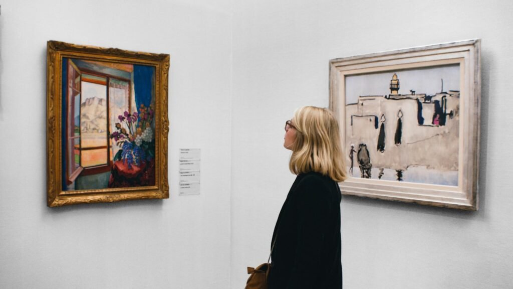 Visiteuse observant un tableau dans un musée