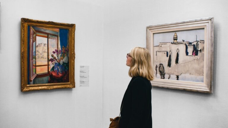 Visiteuse observant un tableau dans un musée
