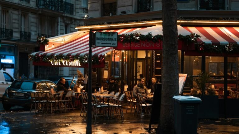 Groupe attablé en terrasse d'un restaurant