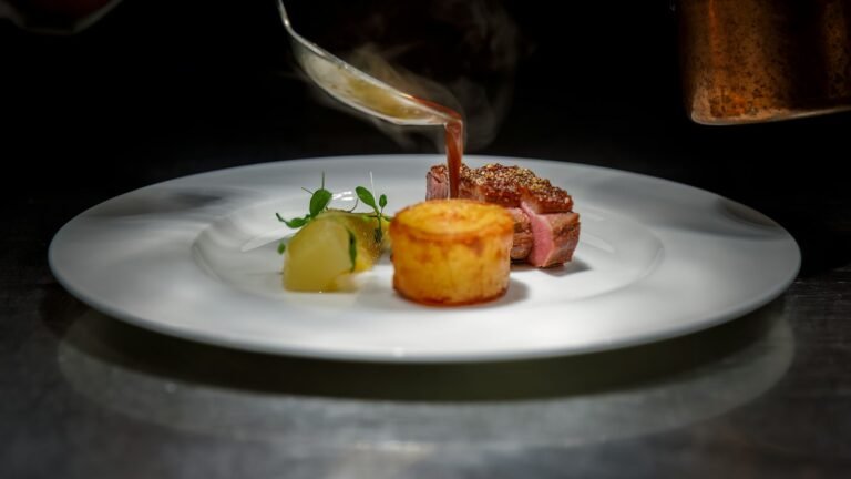 Chef nappant de sauce une assiette gastronomique