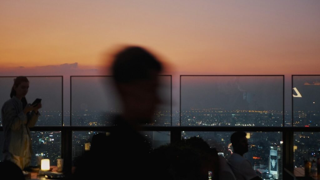 Vue sur la ville au coucher du soleil depuis un rooftop