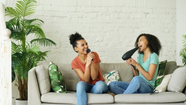 Deux amies chantant en karaoké à la maison