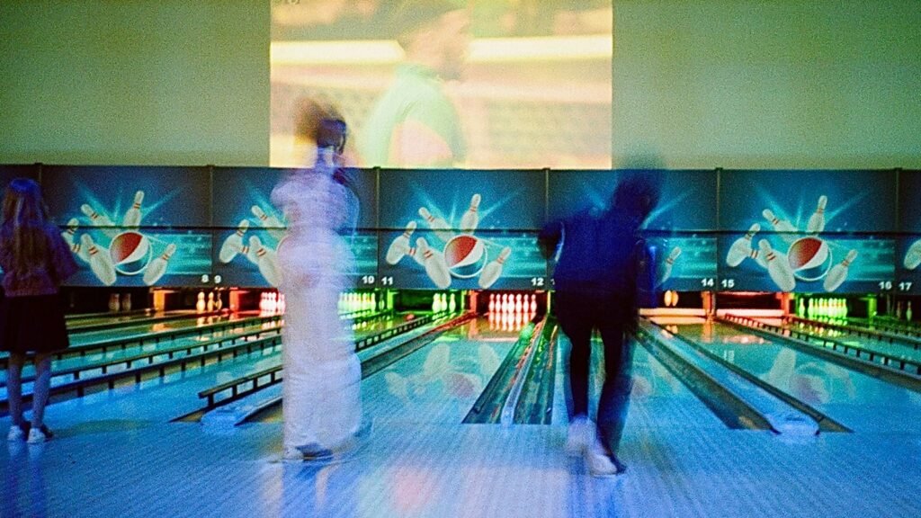 Groupe d'amis jouant au bowling