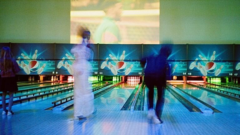 Groupe d'amis jouant au bowling