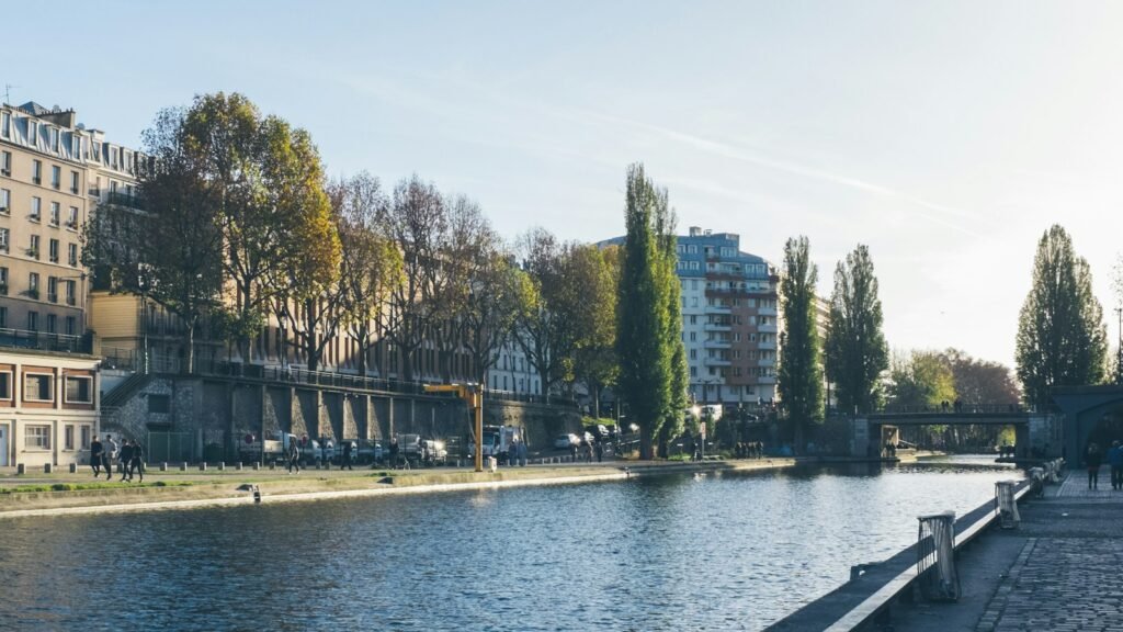 Promeneurs au bord d'un canal parisien