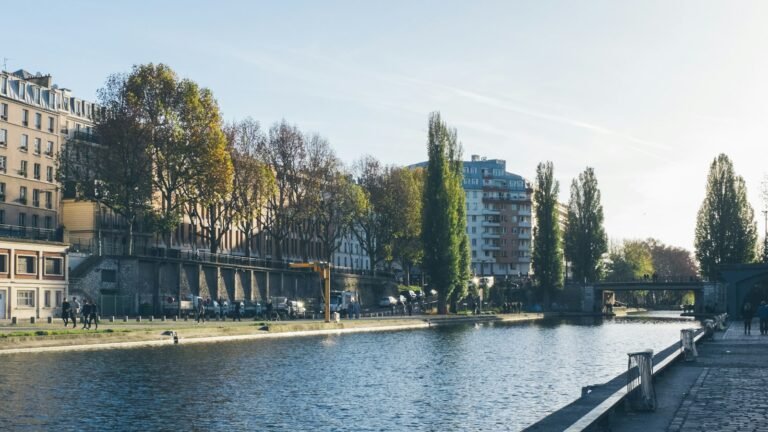 Promeneurs au bord d'un canal parisien