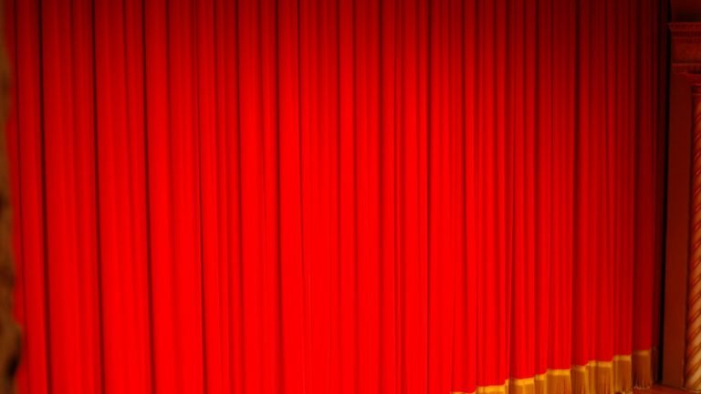 Rideau rouge de théâtre